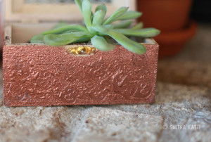 Embossing_powder_on_wood