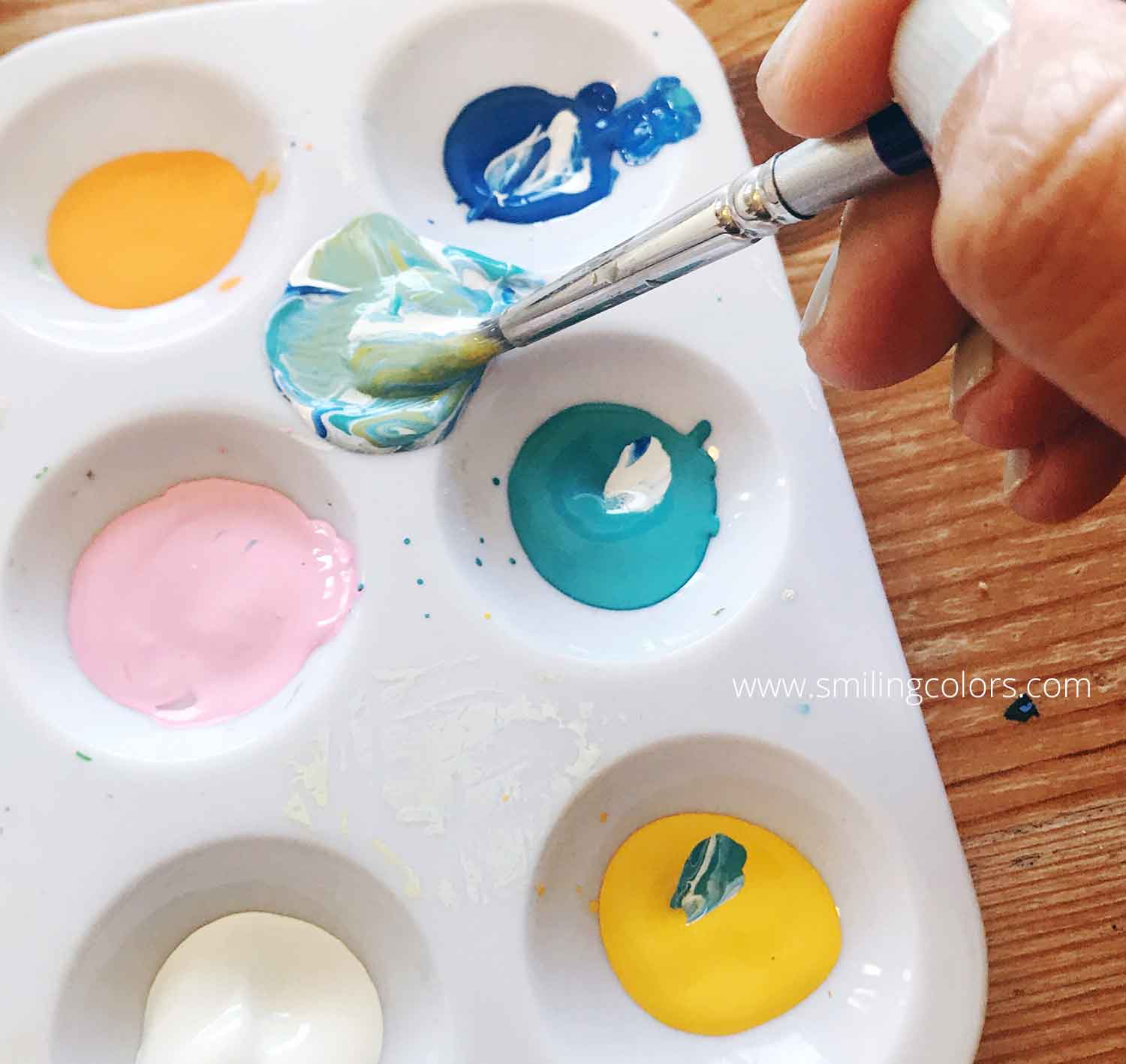 mixing-acrylic-paint-colros